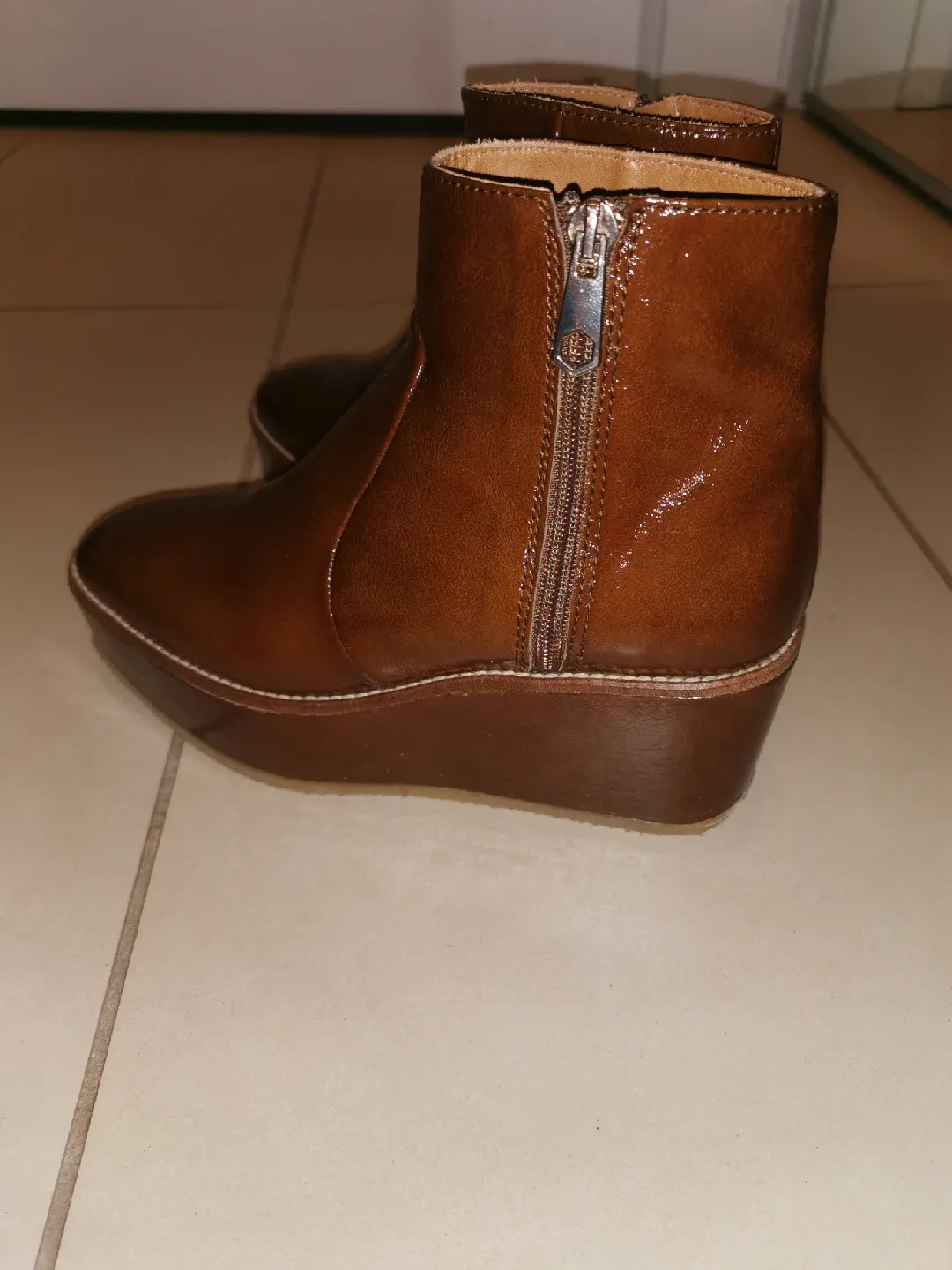 Cougar Brown Leather Ankle Boots, Size 6 image indicator(2)