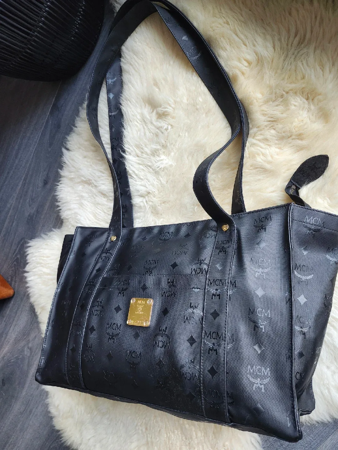 AUTHENTIC MCM BLAXK TOTE BAG image indicator(7)