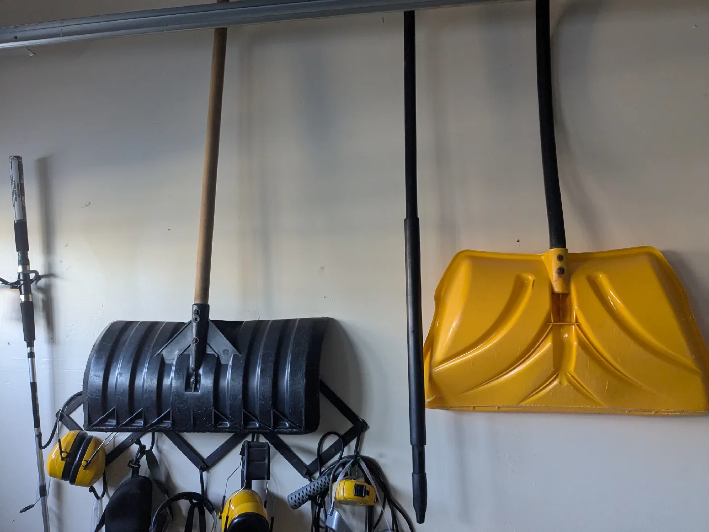 Garden Racking and snow shovel image indicator(2)