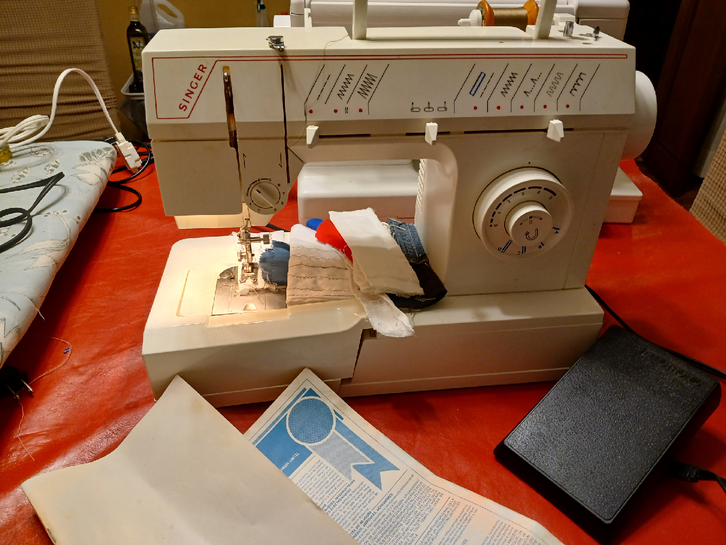 SINGER Sewing Machine- Great for Crafts. Alterations