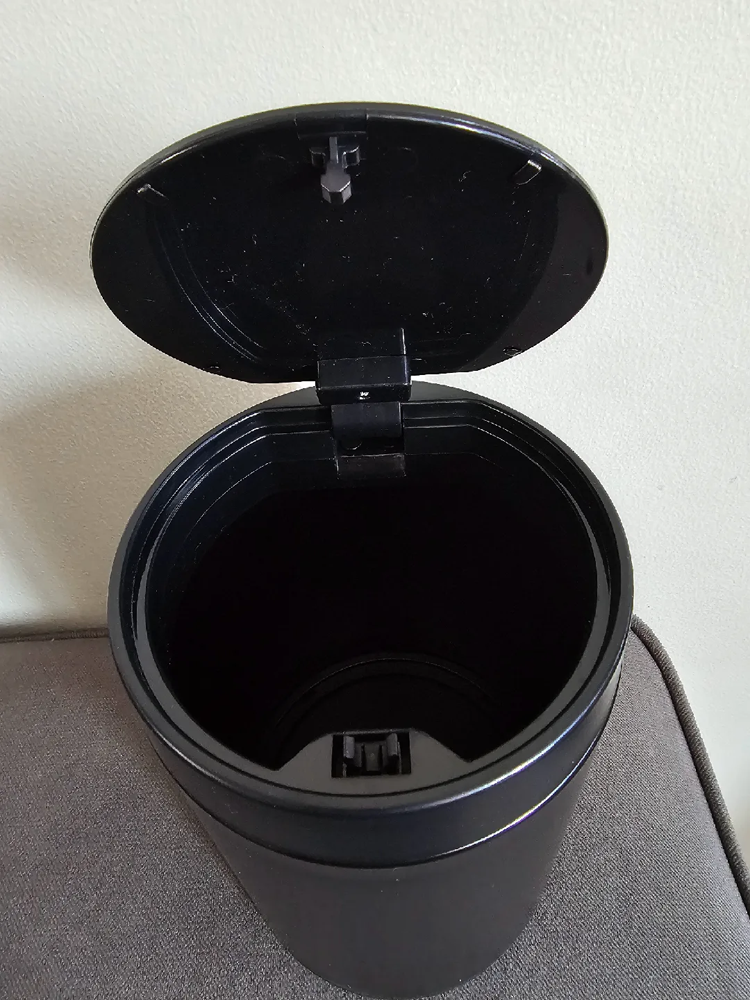 Simons Maison Mini Desktop Wastebasket, Matte Black image indicator(2)