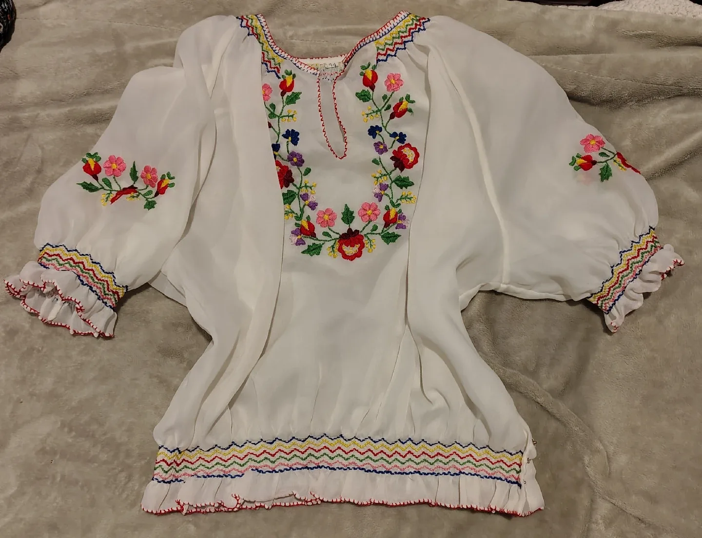 Embroidered White vintage Hungarian Peasant Blouse