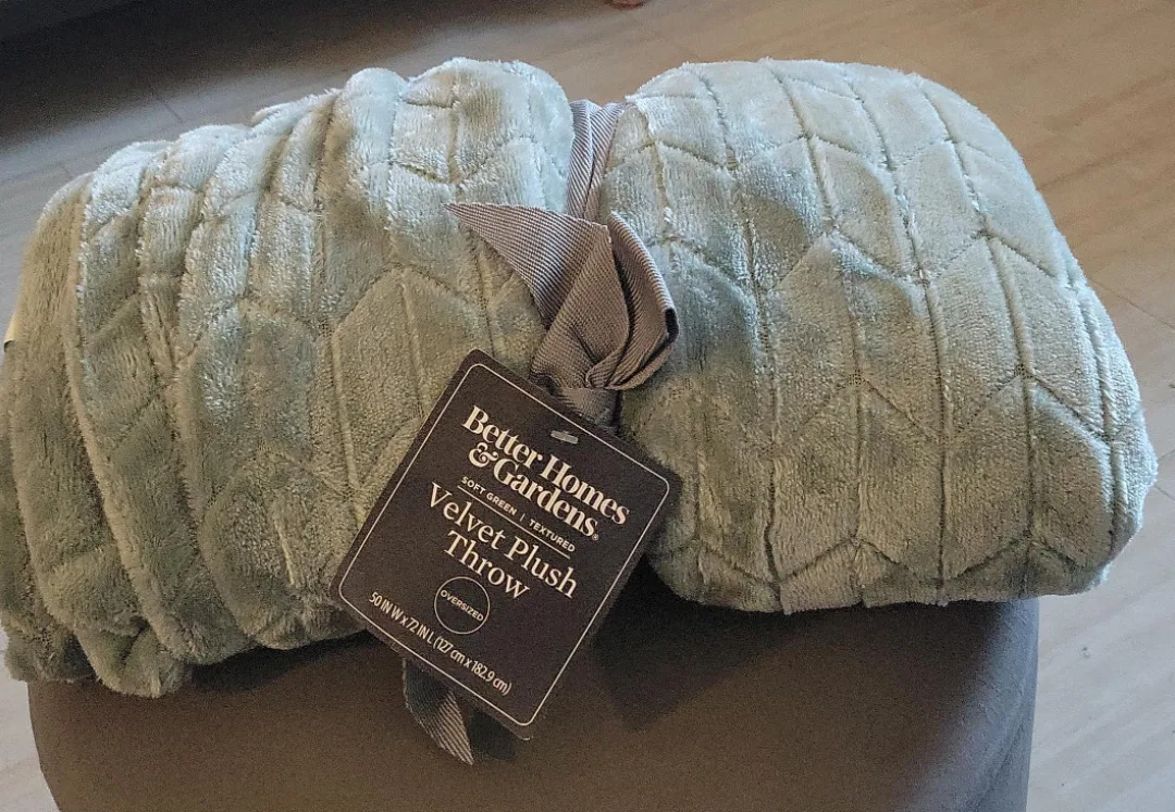 Better Homes & Gardens Velvet Plush Throw thumbnail