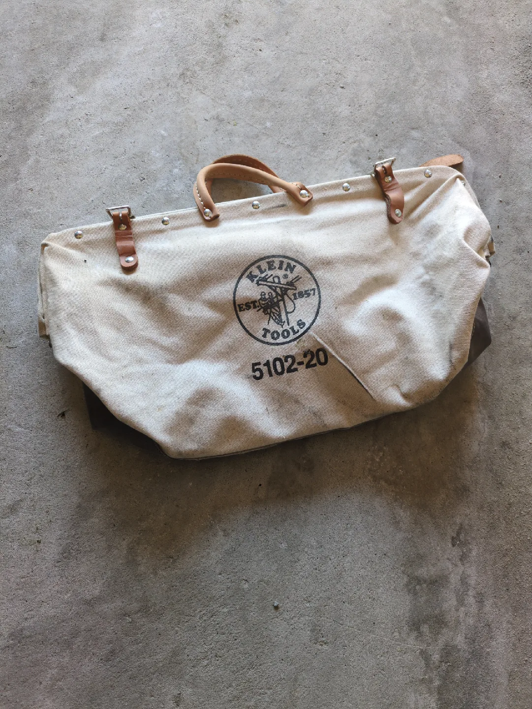 Absorbing Lanyard + Robe Grabs & Klein Tools Bag image indicator(3)