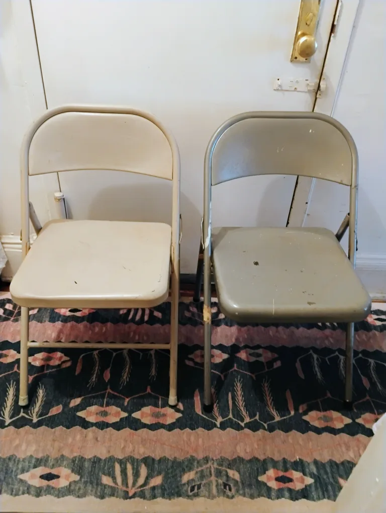 Folding Chairs - $5. thumbnail