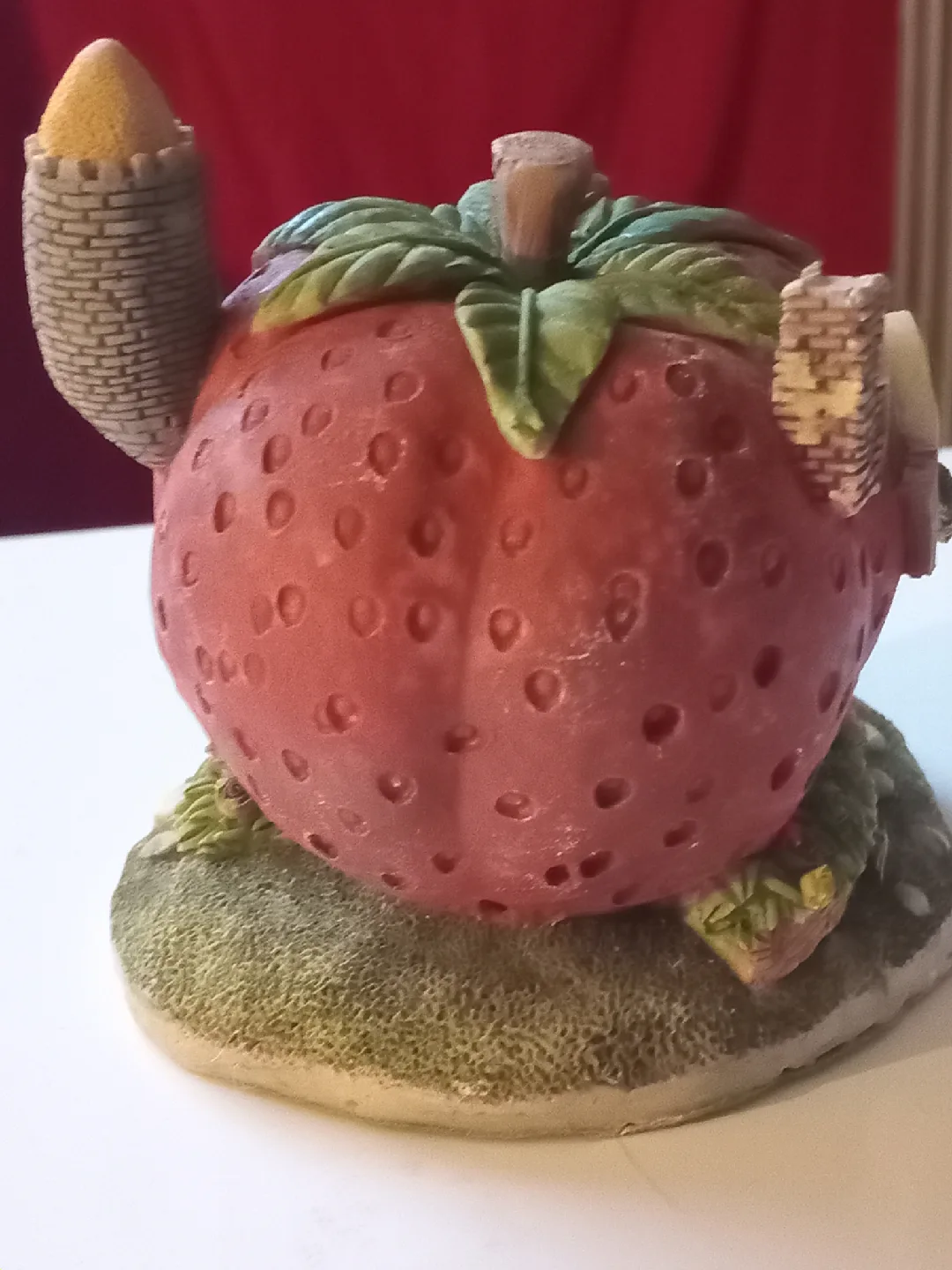 Strawberry House Figurine with Bunny image indicator(2)