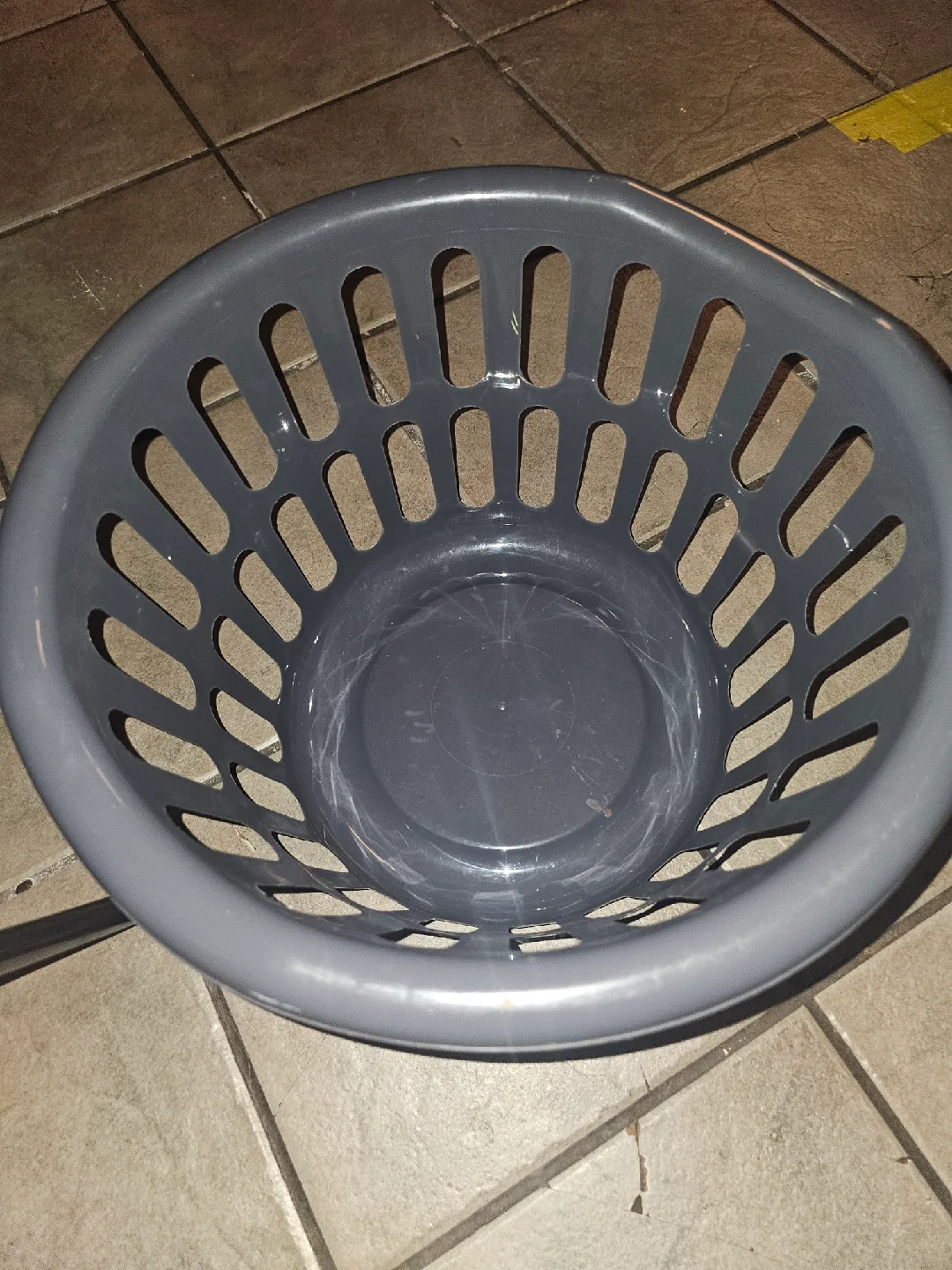 2 Grey Plastic Laundry Basket image indicator(2)
