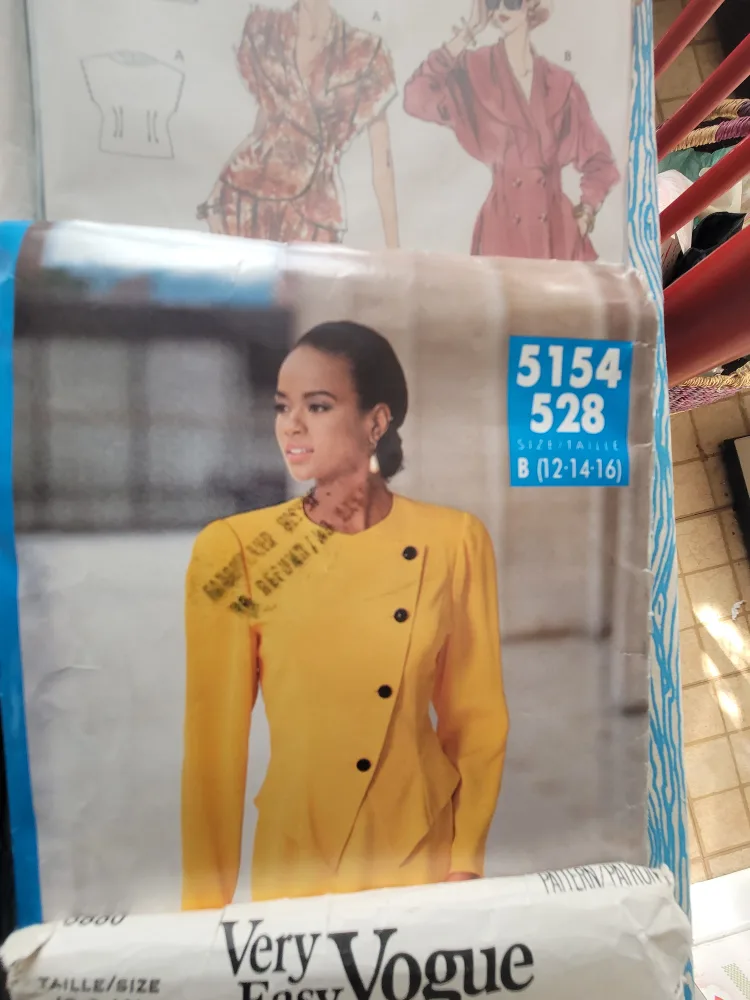 Vintage Vogue Sewing Pattern Size B (12-14-16) image indicator(3)