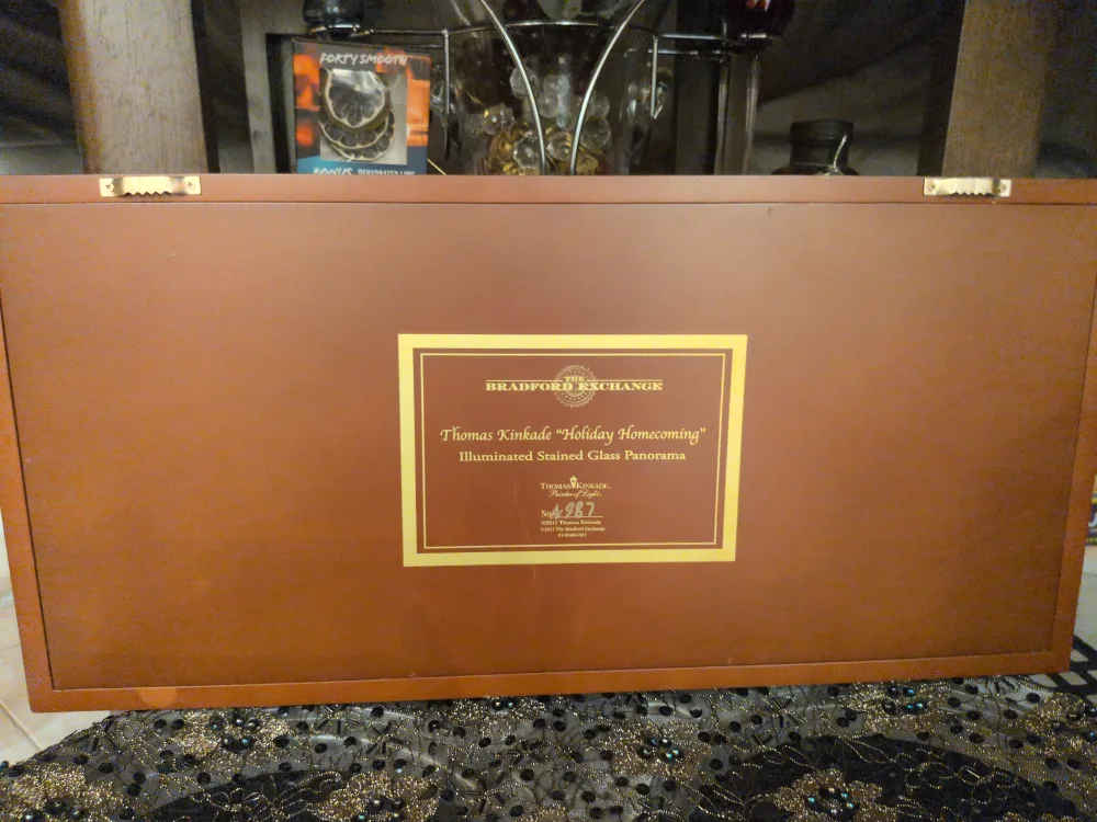 Thomas Kinkade 'Holiday Homecoming' Illuminated Art image indicator(2)