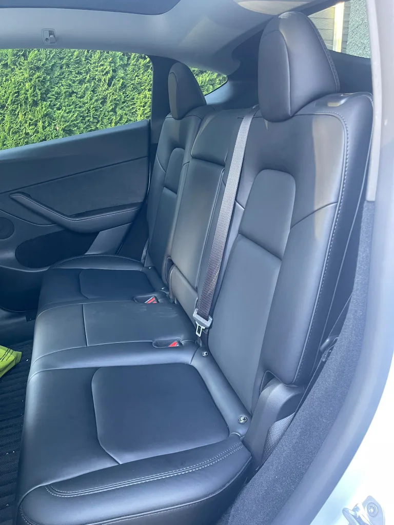 Tesla Model Y - White Exterior, Black Interior image indicator(3)