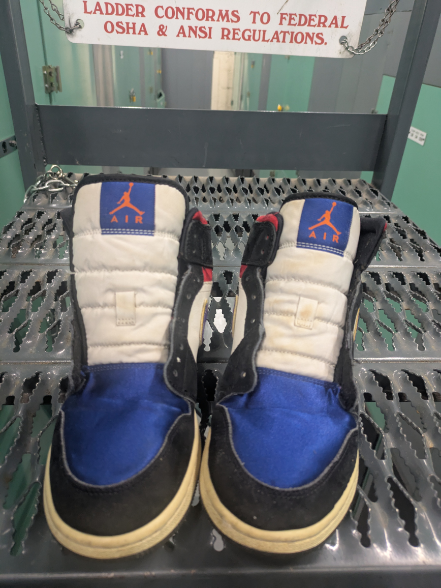 Air Jordan 1 Mid SE Size 7Y