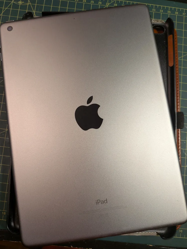 iPad 6 with box and leather case image indicator(3)