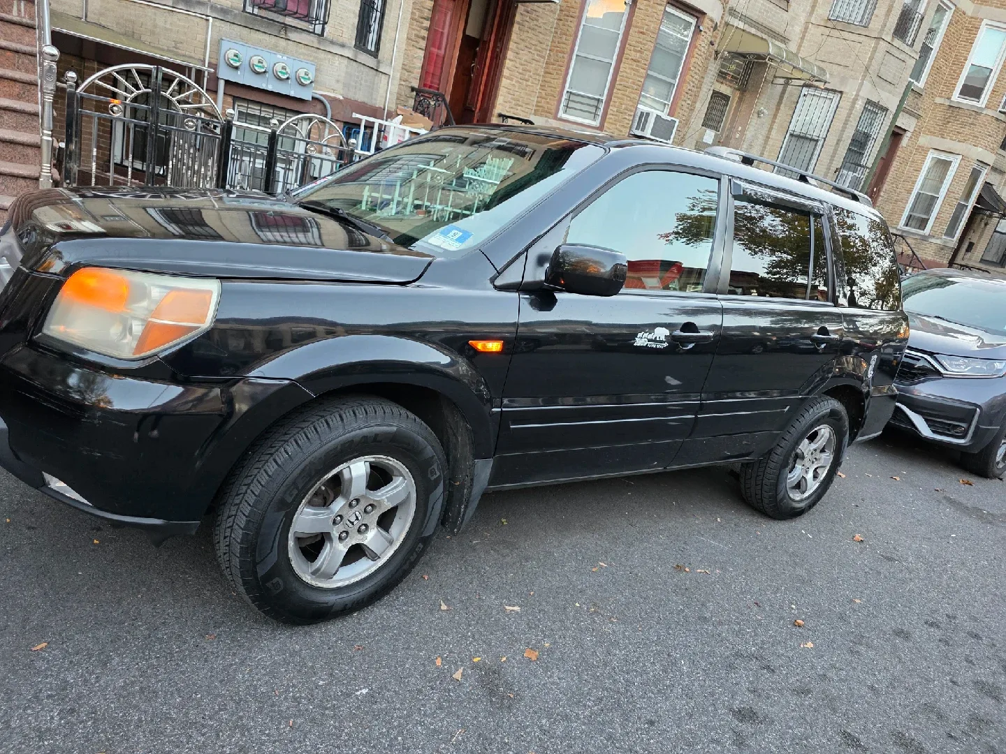 Honda Pilot SUV - Black image indicator(2)