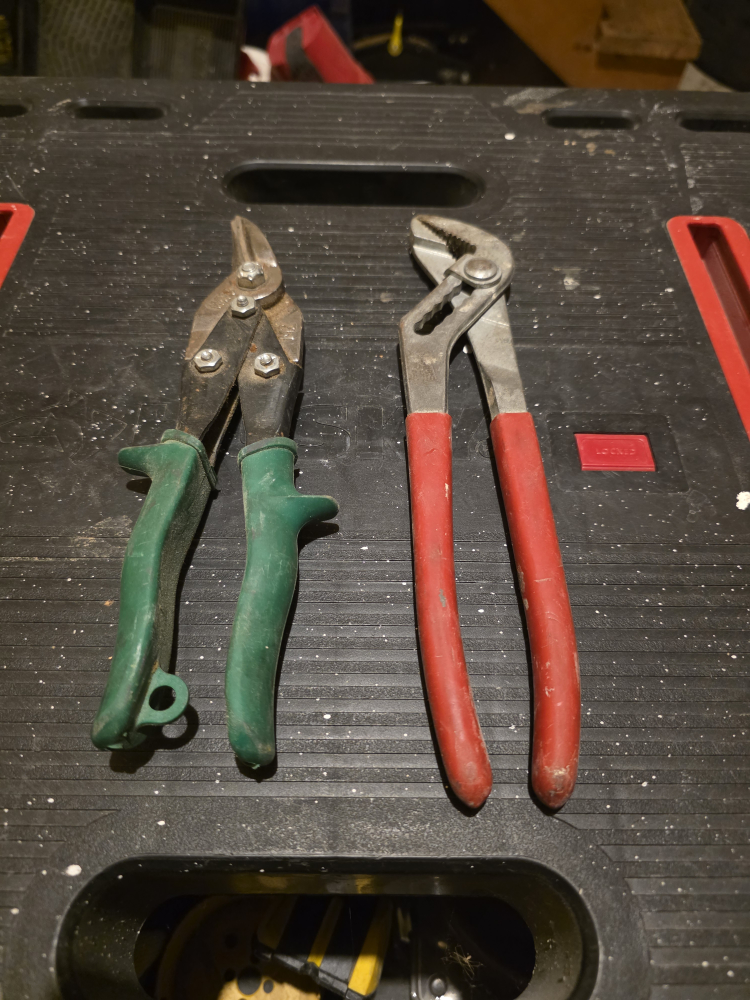 1 aluminum cutters and adjustable wrench