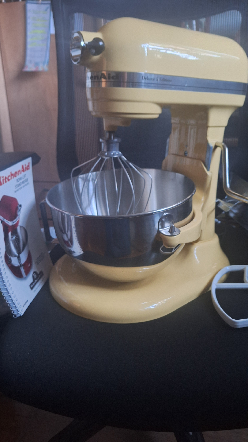 KitchenAid Deluxe 5 Edition Stand Mixer with a Bonus