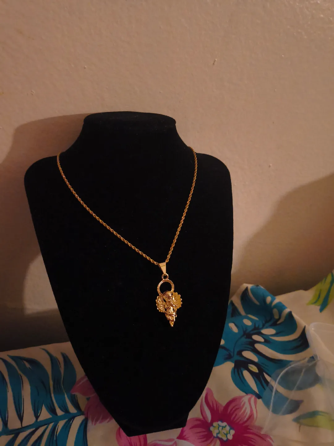 Gold Angel Pendant Necklace image indicator(3)