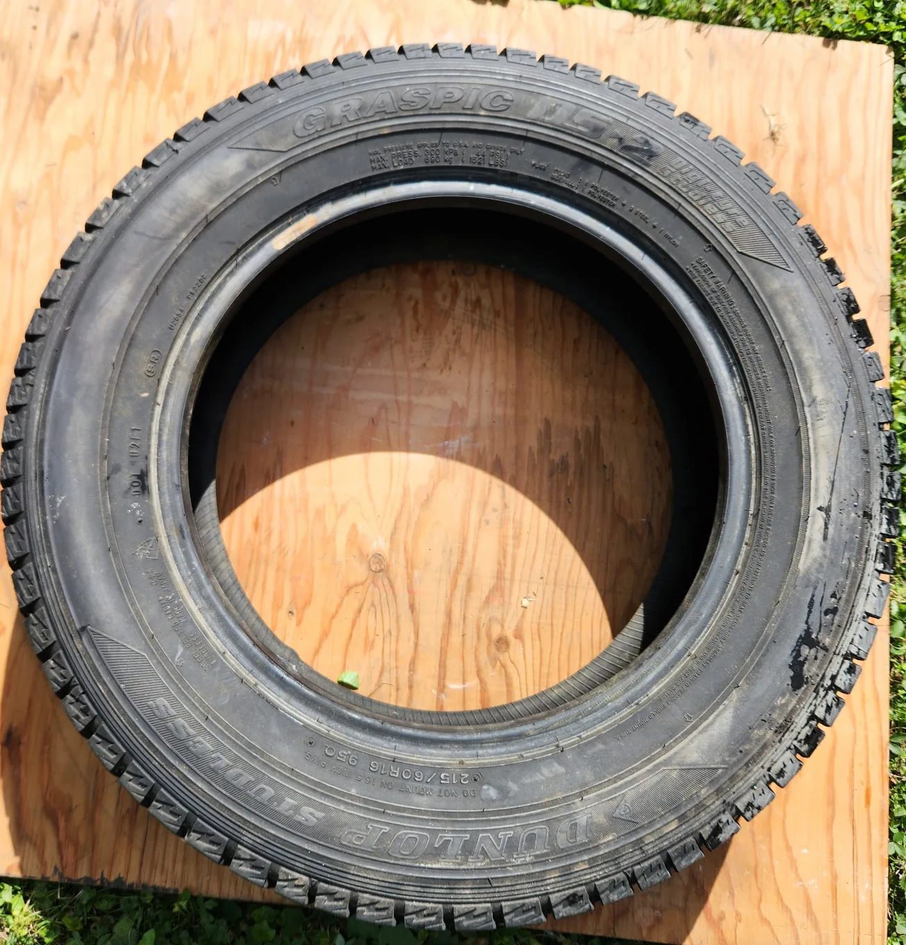 Dunlop DS-3 Winter Tire 215/60R16 thumbnail