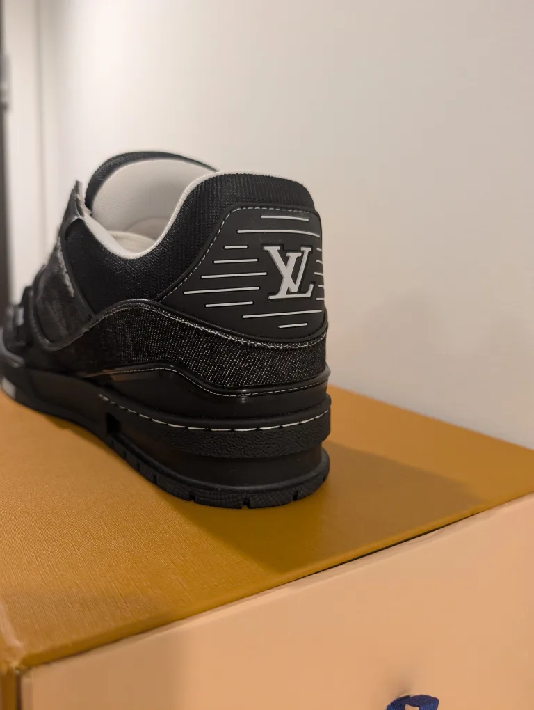 Louis Vuitton image indicator(3)