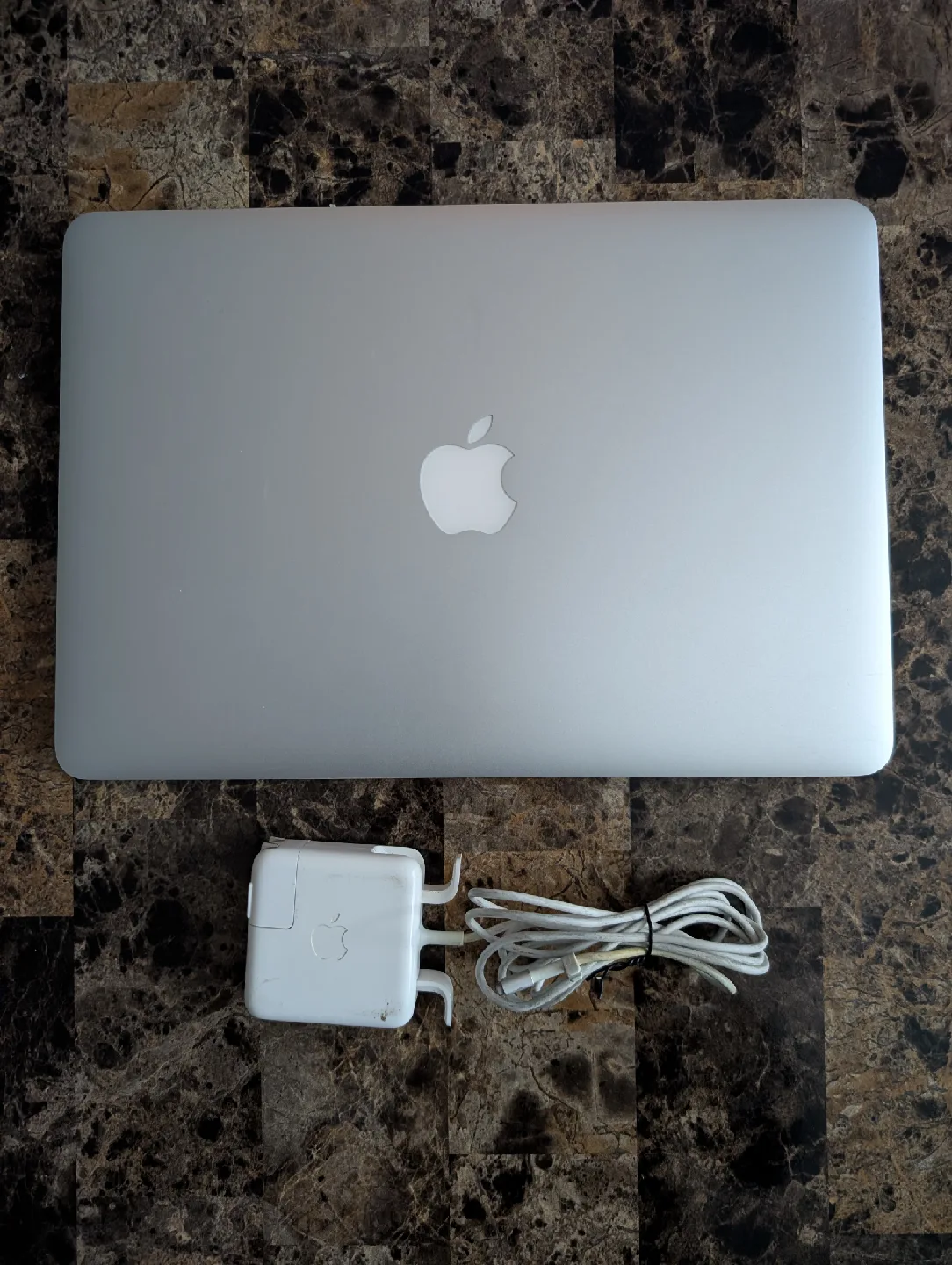 Apple MacBook Air 13-inch (Early 2015) image indicator(3)