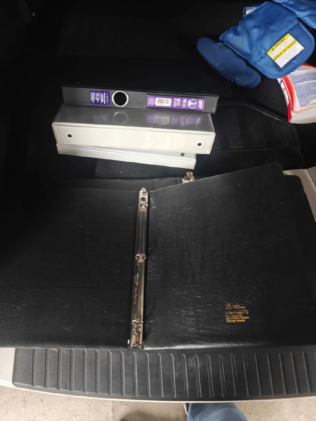 Lot of Binders - Black and White image indicator(4)