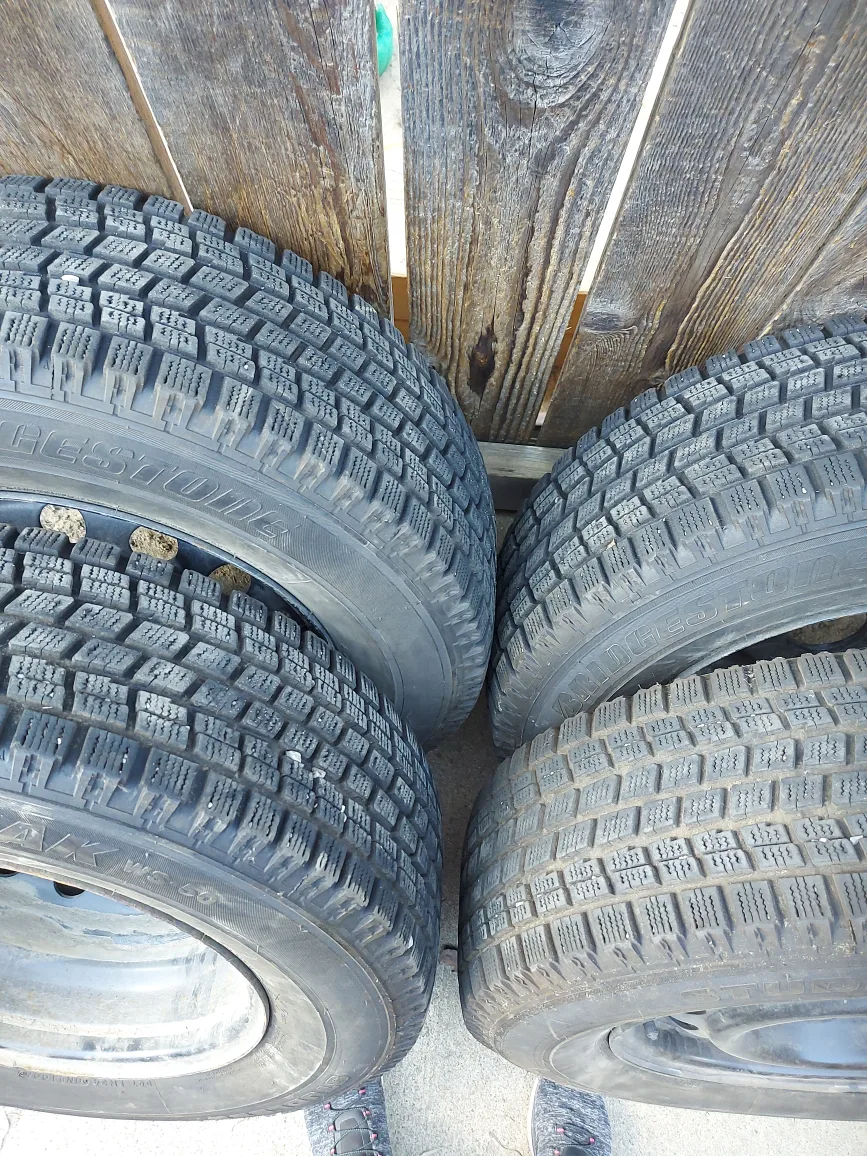 Set of 4 Studded Winter Tires image indicator(2)