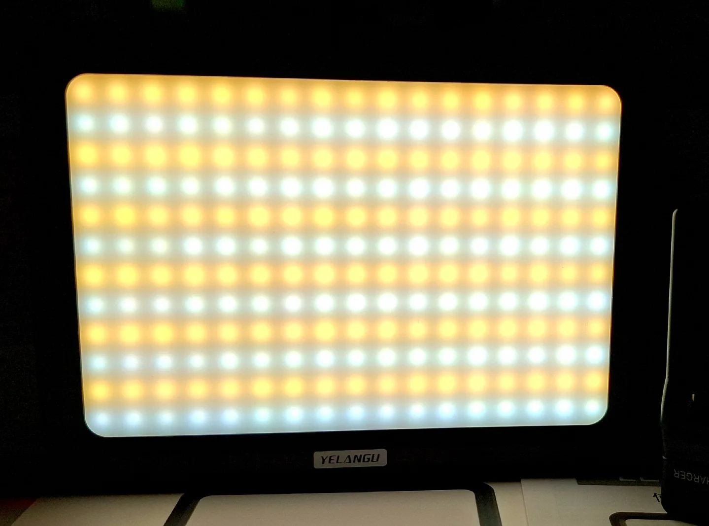 YELANGU LED204 Video Light Panel X2 image indicator(4)
