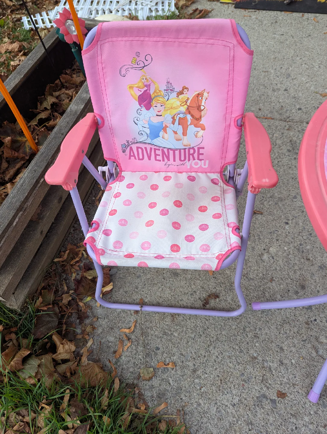 Disney Princess Kids Picnic Table Set image indicator(2)