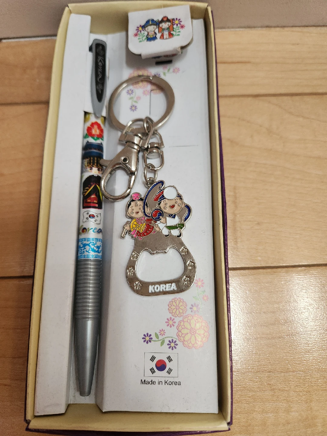Korean Souvenir Set - Pen & Keychain