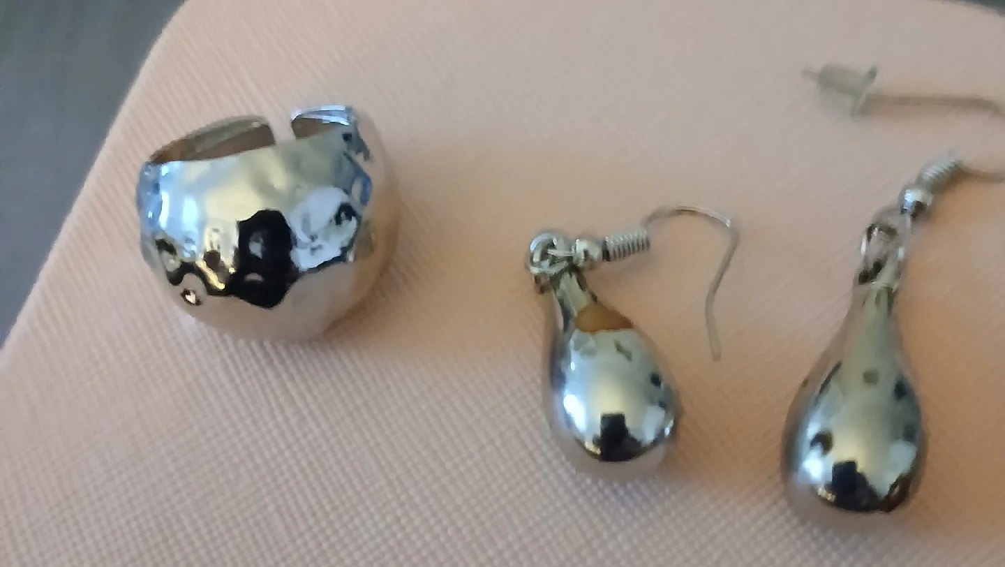 Silver Tone Ring and Teardrop Earrings image indicator(3)