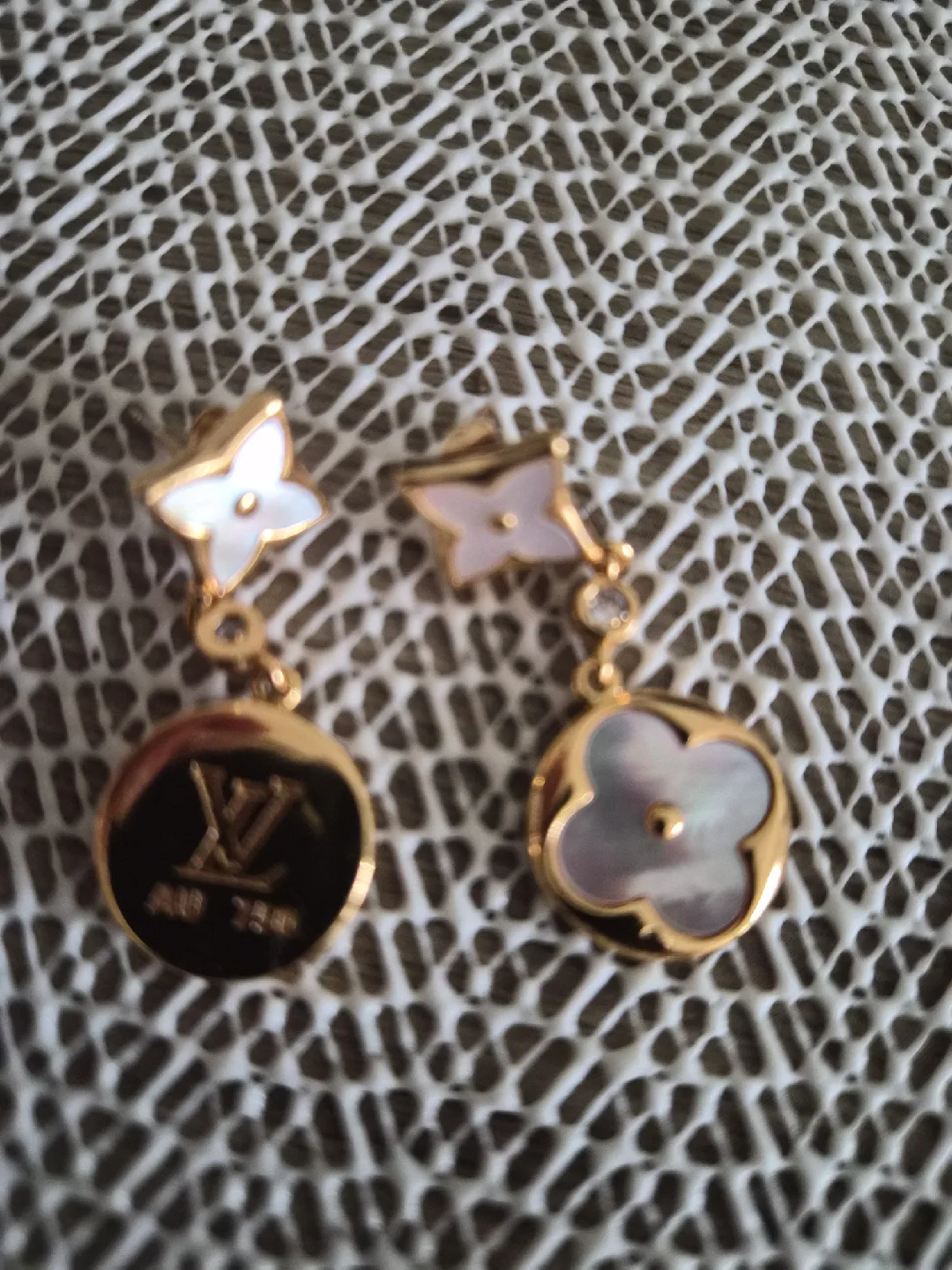 Earrings image indicator(3)