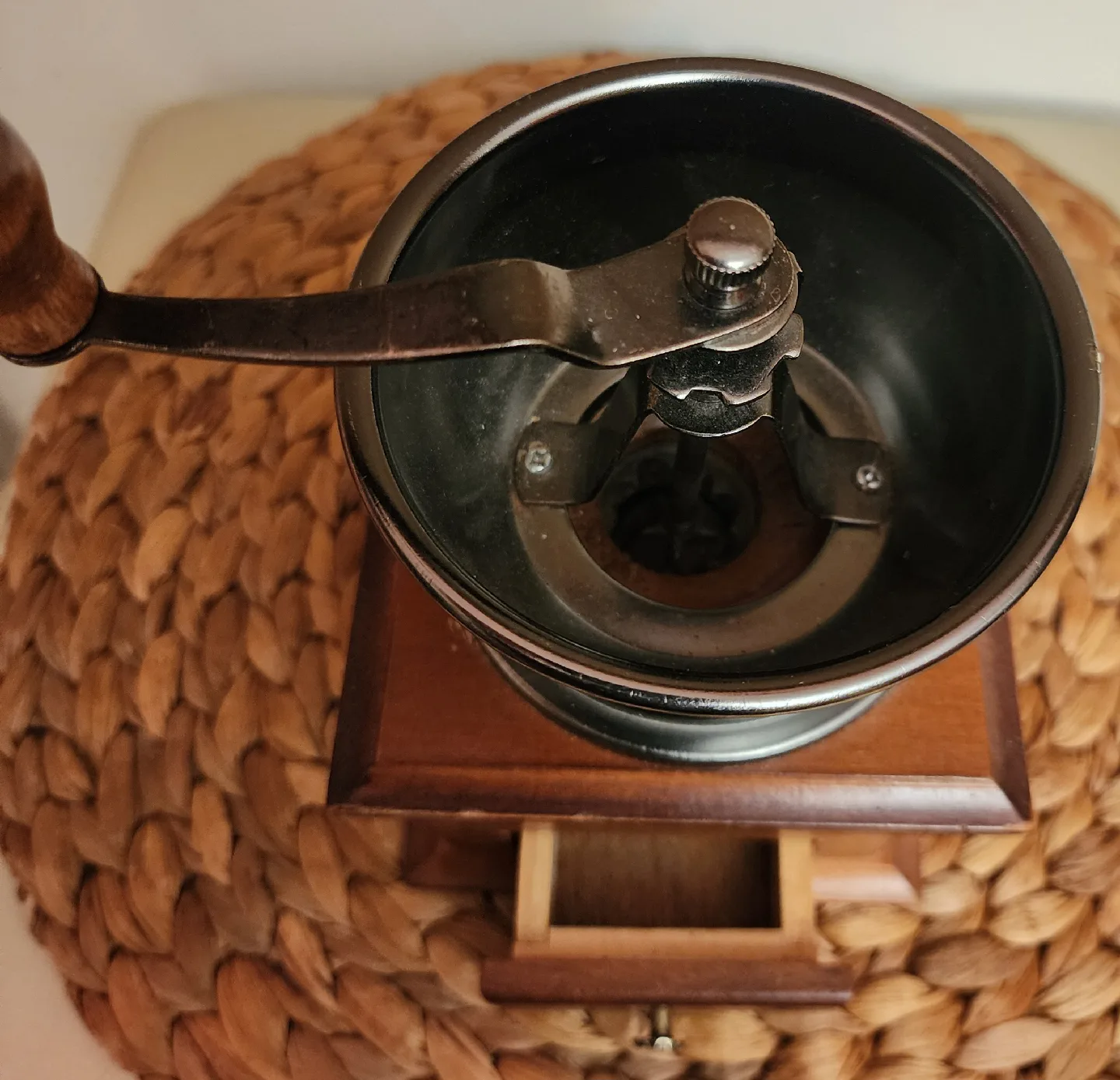 Vintage Manual Coffee Grinder - Taiwan Made image indicator(2)