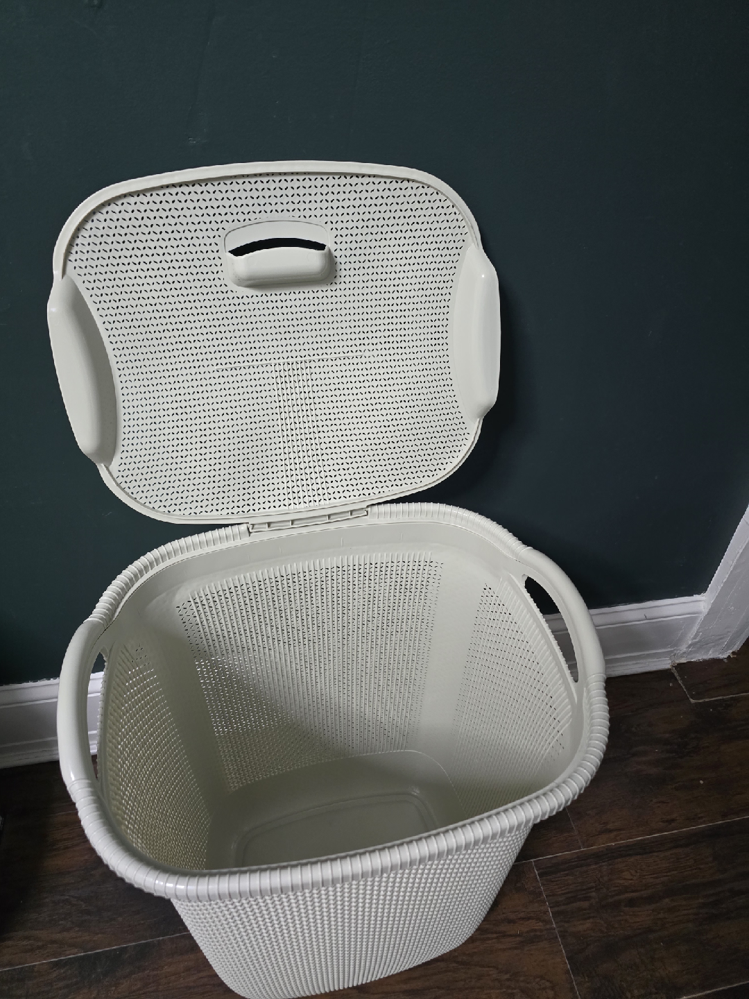 White Wicker Laundry Basket with Lid - photo 2