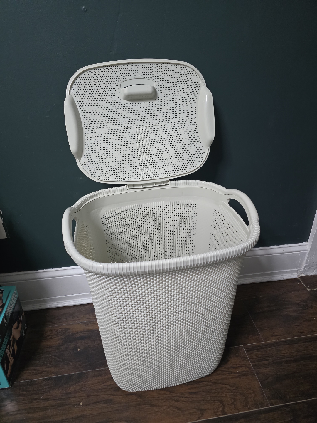 White Wicker Laundry Basket with Lid - photo 4