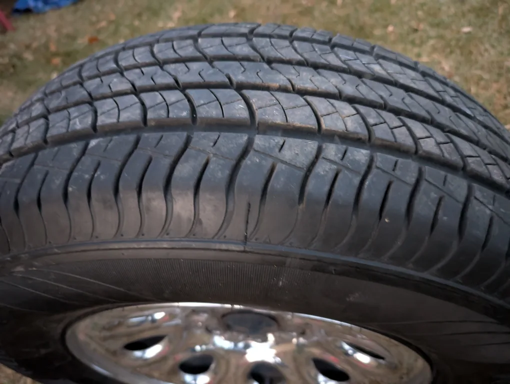 4 Road Quest HT Tires on Chrome Rims 275 75 17 image indicator(3)