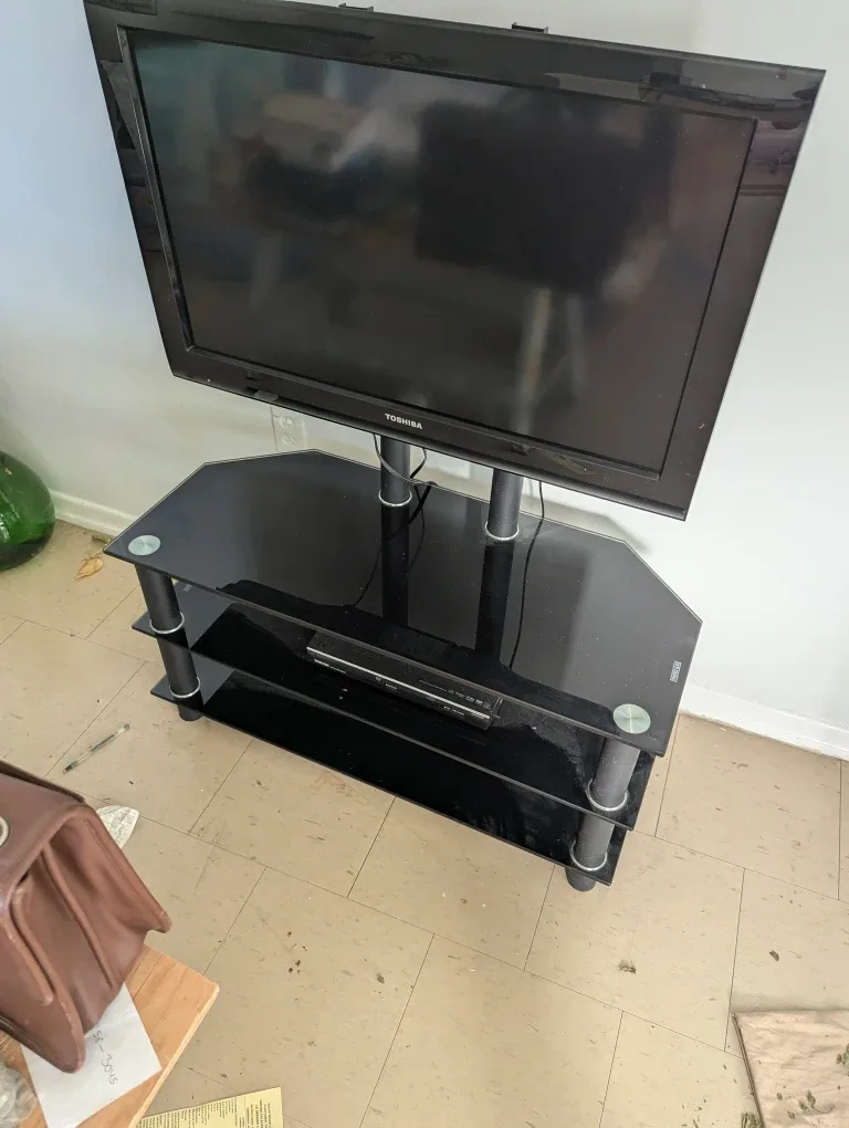 32-in Toshiba flat screen with Toshiba DVD player and stand image indicator(4)