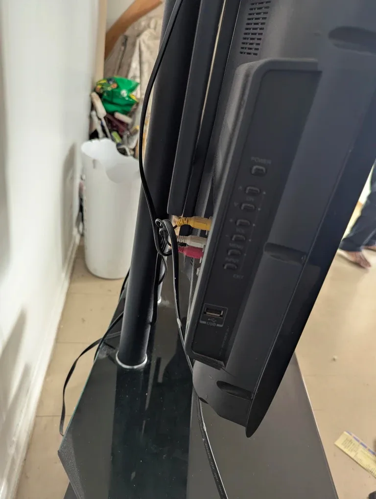 32-in Toshiba flat screen with Toshiba DVD player and stand image indicator(5)