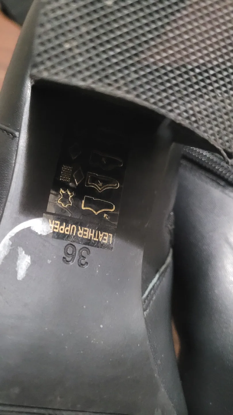 Le Chateau Black Leather Ankle Boots - Size 6 image indicator(3)