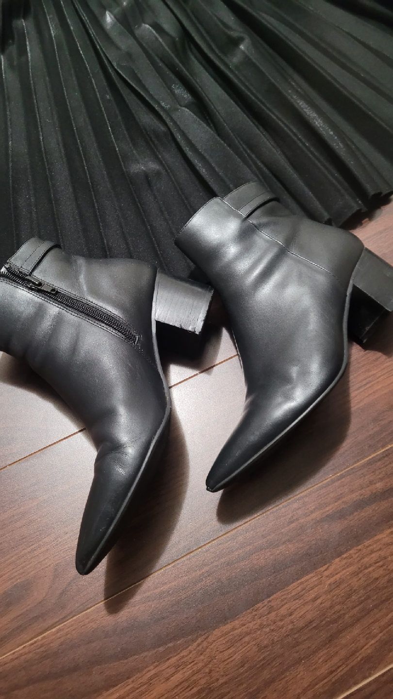 Le Chateau Black Leather Ankle Boots - Size 6 - photo 5
