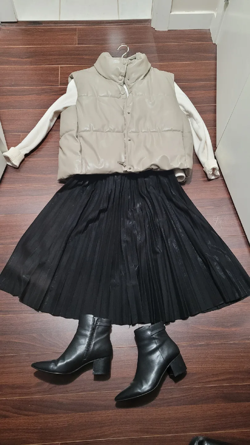 Le Chateau Black Leather Ankle Boots - Size 6 image indicator(7)