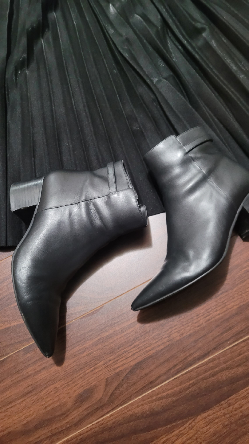 Le Chateau Black Leather Ankle Boots - Size 6