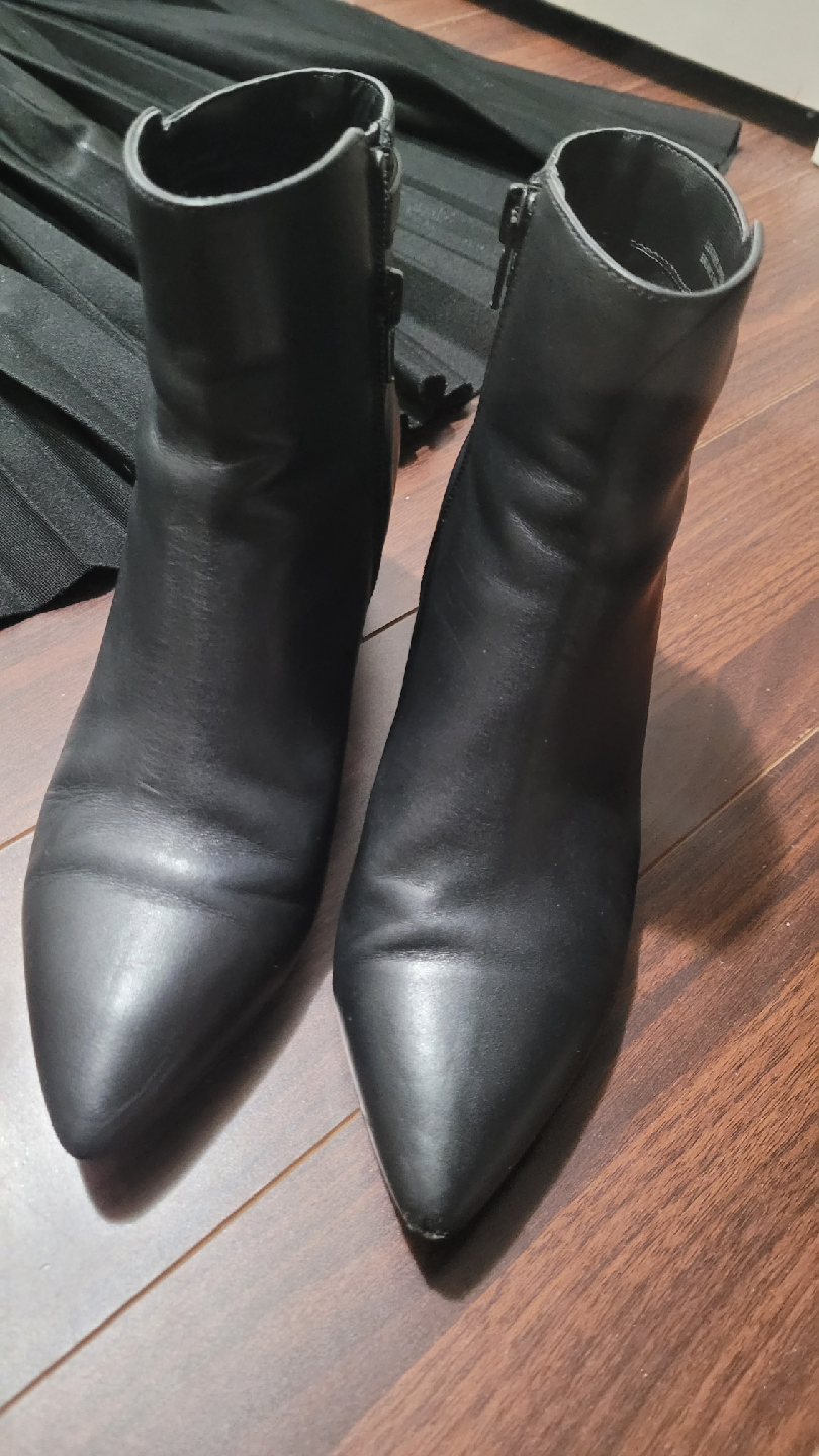 Le Chateau Black Leather Ankle Boots - Size 6 - photo 4