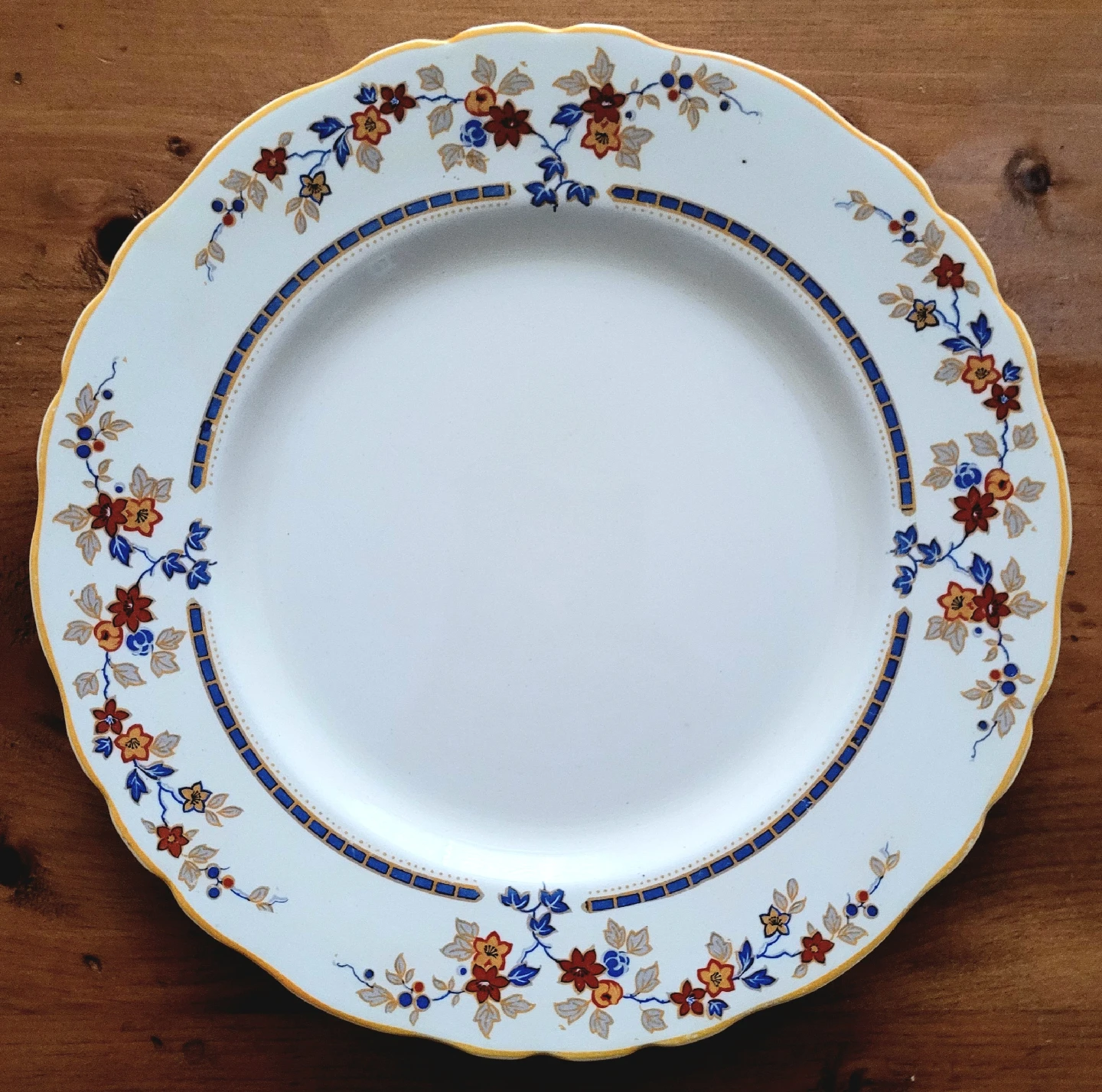 Wedgewood of England Clayton Pattern 9.5" Cake Plate