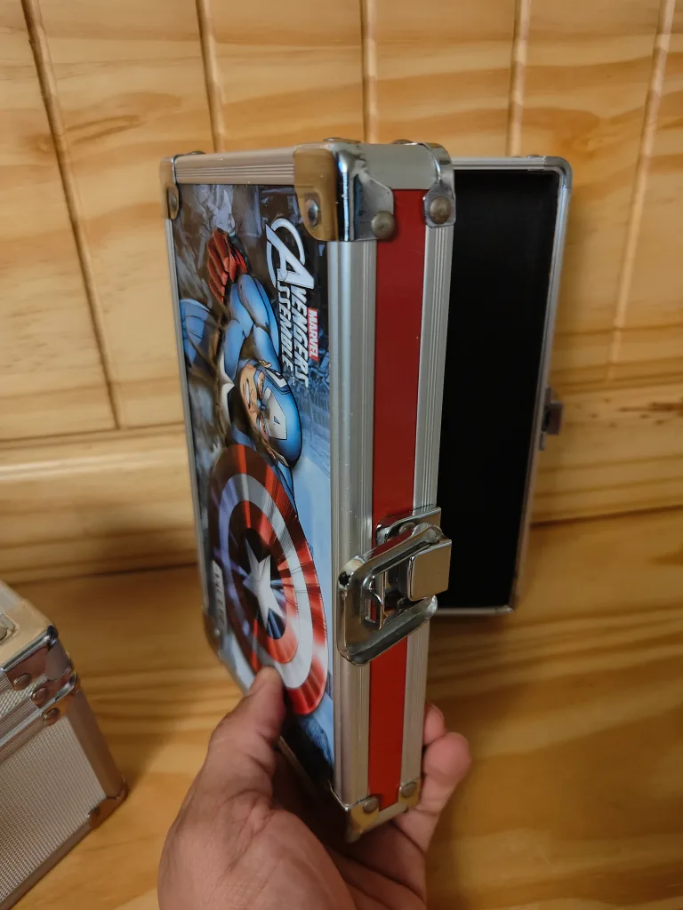 small Vaultz Avengers  Captain America lock box with (2) key image indicator(5)