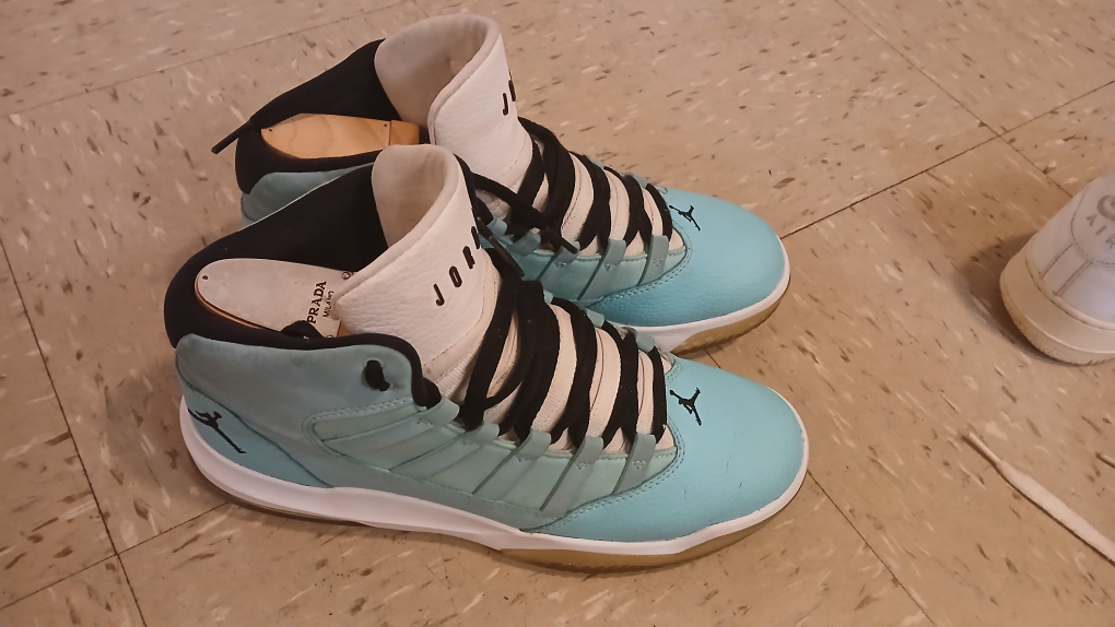 Men jordans used twices size 8