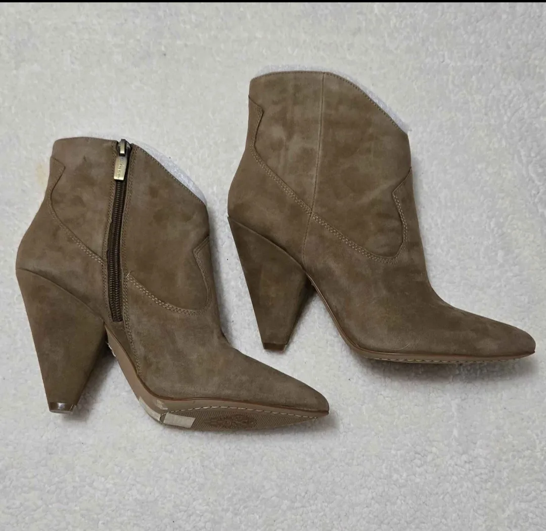 Vince Camuto Booties Size 8M image indicator(2)