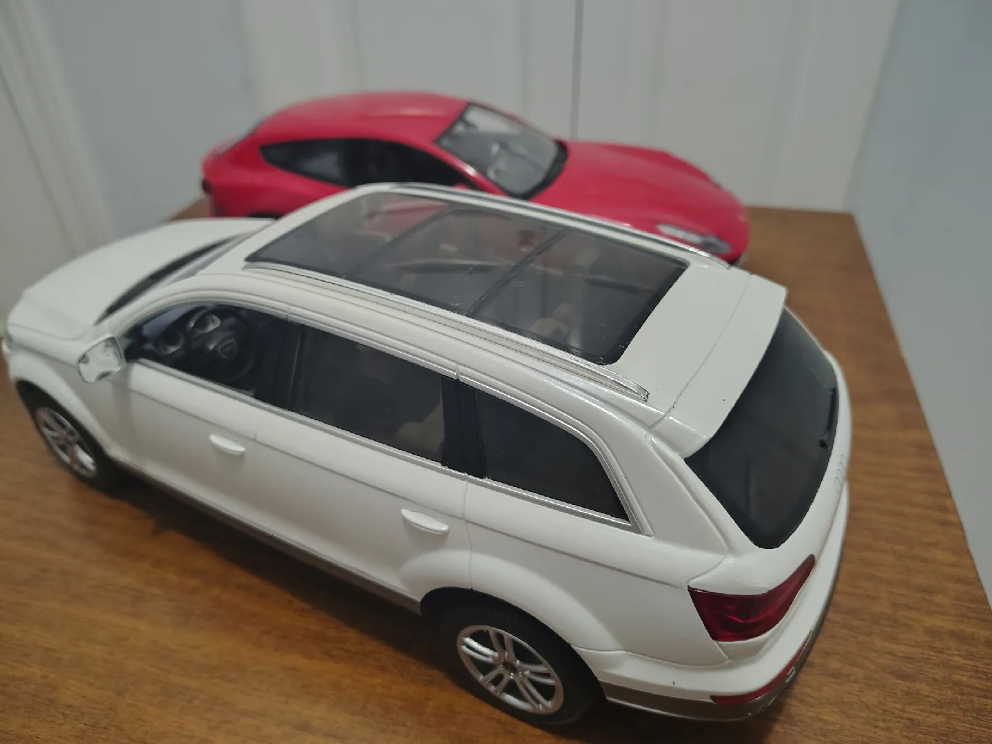Ferrari & Audi Q7 Diecast Car Models image indicator(2)