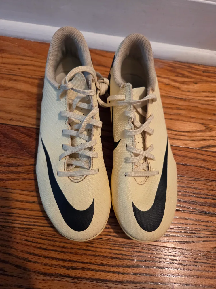 Nike Soccer Cleats, Size 4.5 image indicator(2)