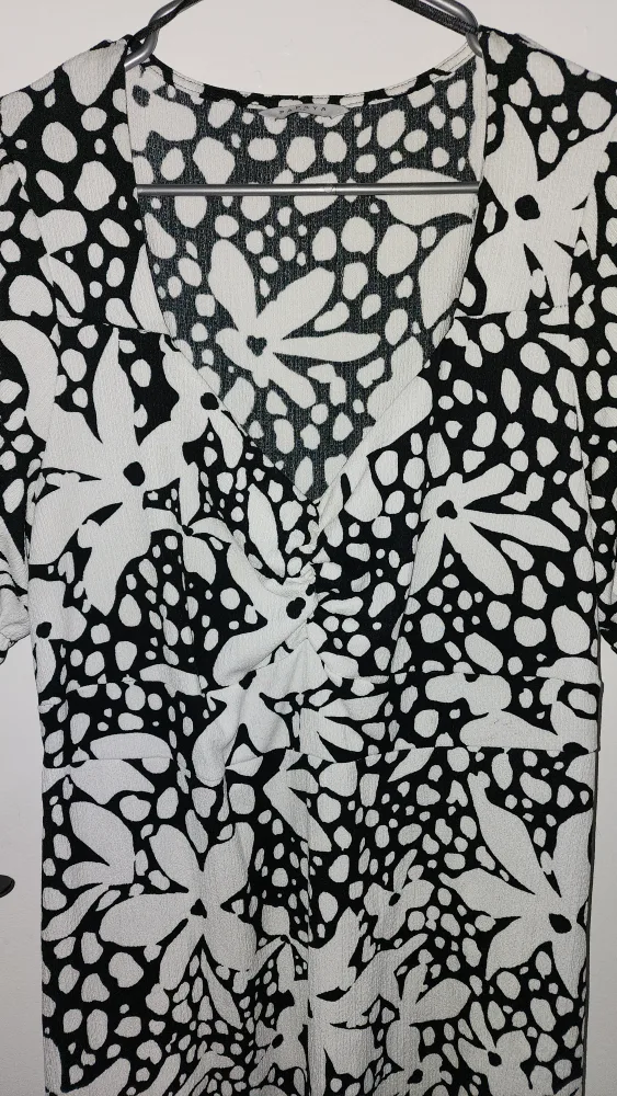 Black & White Floral Dress image indicator(2)