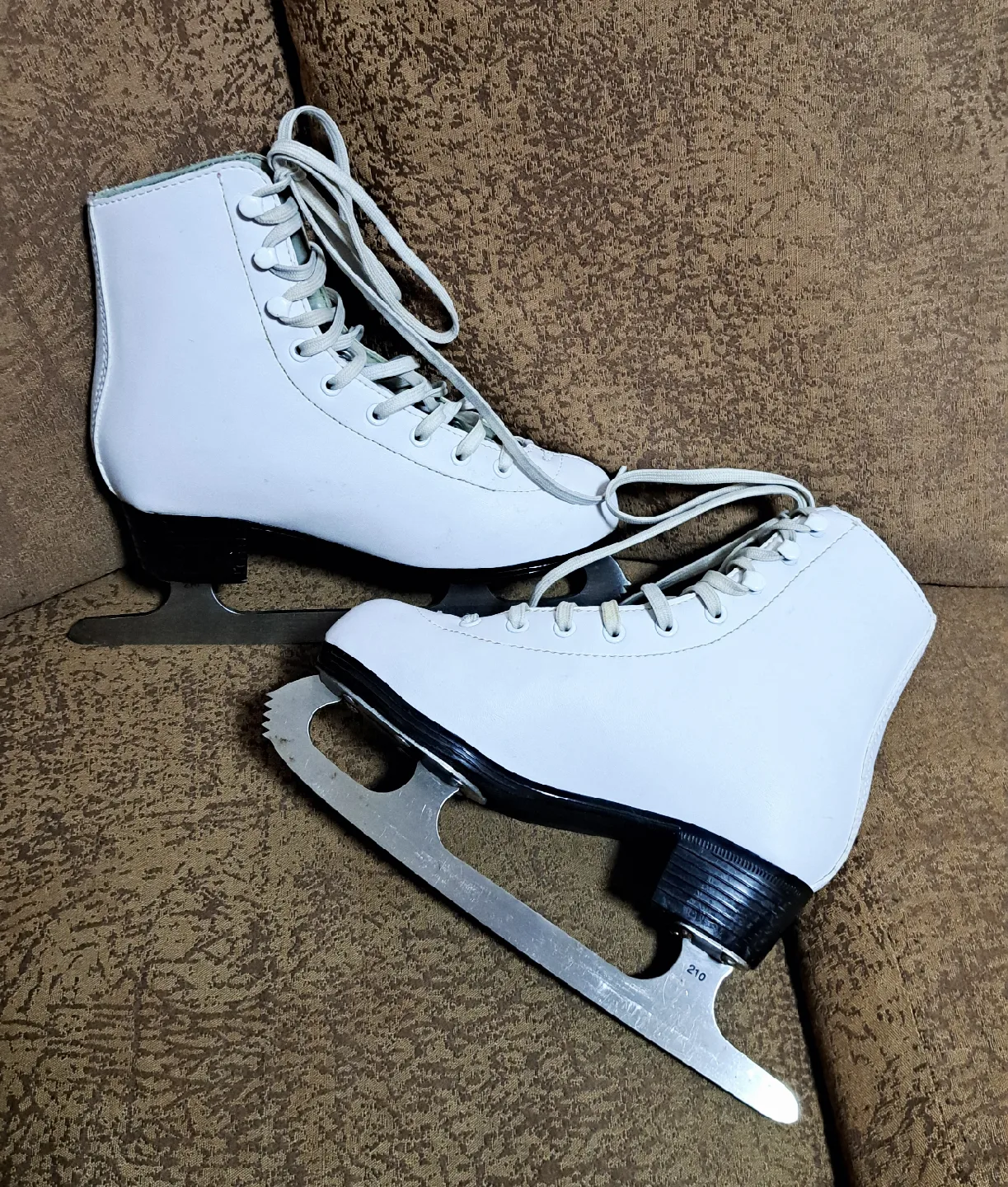 White Ice Skates with Bag, Guards, Cloth thumbnail