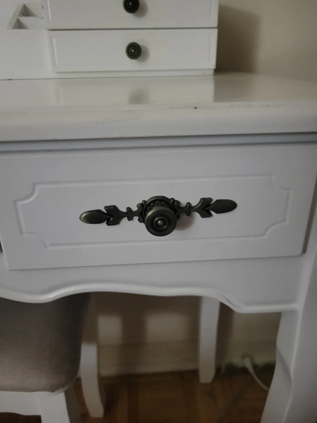 White Vanity Table with Stool & Mirror image indicator(2)